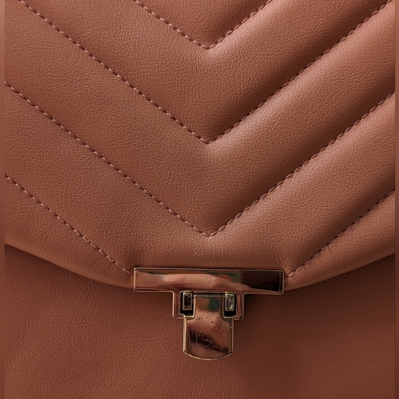 EUC A New Day Coral Quilted Bag with removable strap - Picture 6 of 8